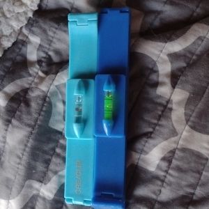 Two clips for cutting bangs